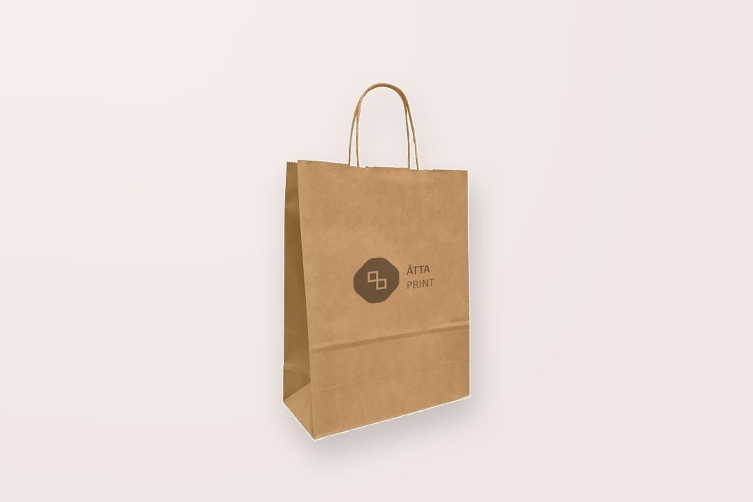 Papīra maisiņš ar vītiem rokturiem 25×11×32 cm – brūns kraft ar logo (apdrukas piemērs)
