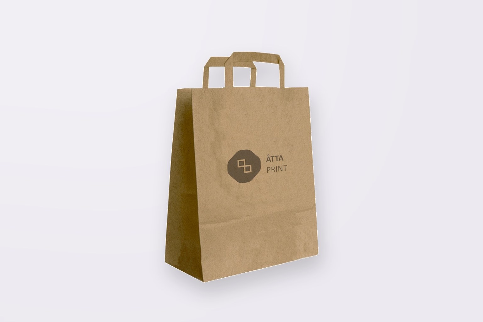 Papīra maisiņš ar plakaniem rokturiem 25×11×32 cm – brūns kraft ar logo (apdrukas piemērs)