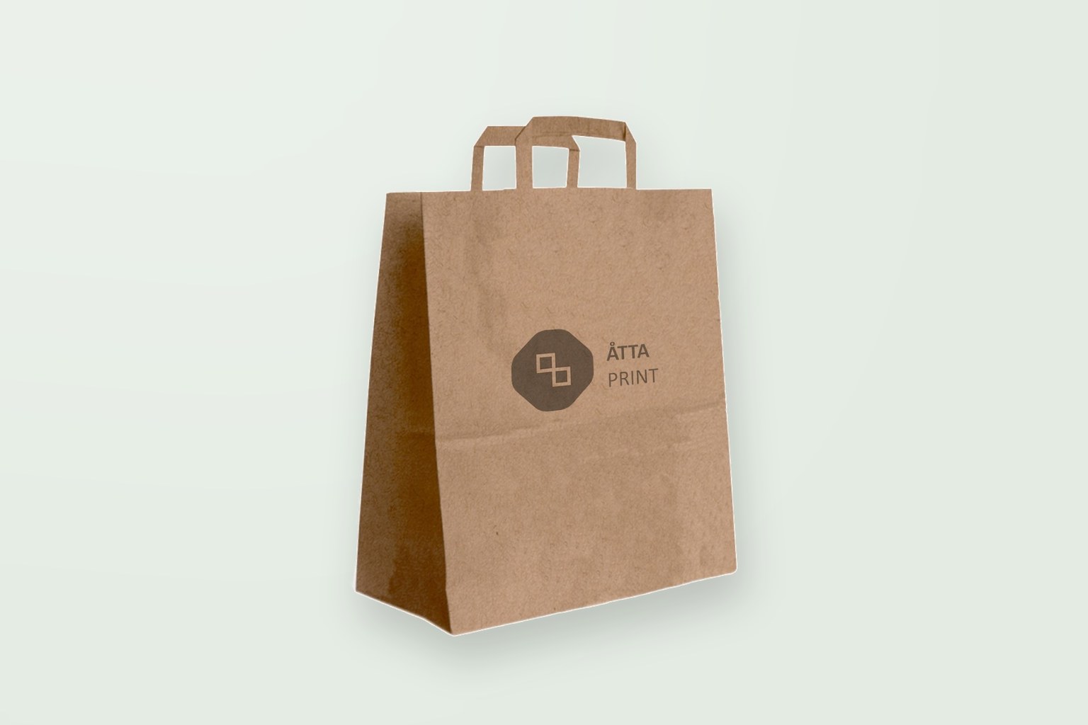 Papperspåse med flata handtag 32×17×39 cm – brun kraft med logotyp (trycksexempel)