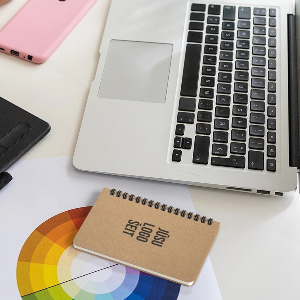 Blociņi ar apdruku uz galda