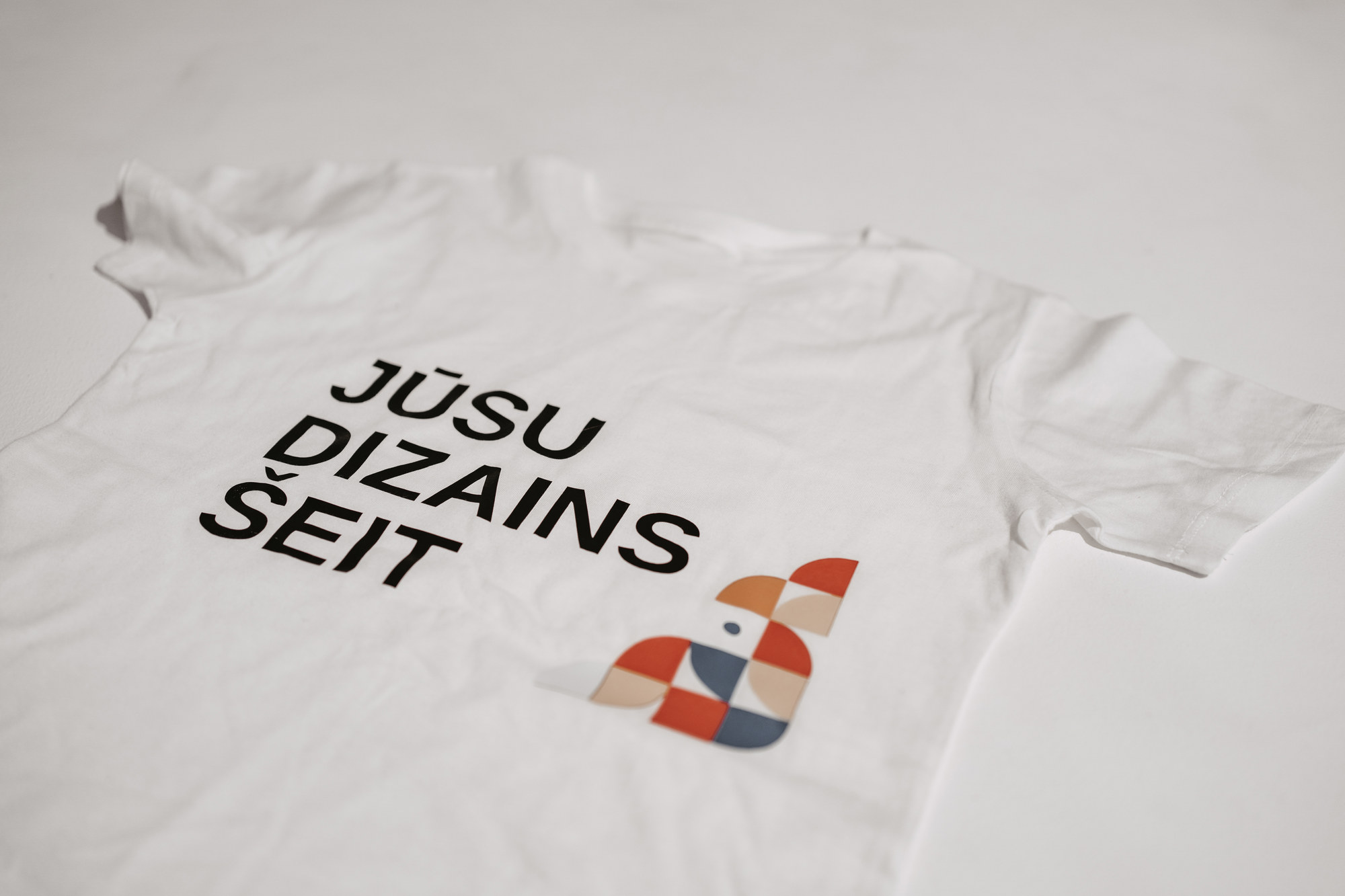 Kartītes un ielūgumi: papīri, izmēri, aploksnes